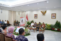 Menko PMK Muhadjir Effendy dampingi Wakil Presiden RI K.H Ma'ruf Amin dalam acara Penganugerahan Paritrana Award Tahun 2023 di Istana Wapres, Jl. Medan Merdeka Selatan Nomor 6, Jakarta, pada Jumat (20/10/2023).