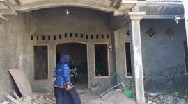 Petugas mendatangi rumah  Di RT2 RW4  DESA GLADAK ANYAR Pamekasan Karena tidak ber IMB lawan Aturan pemerintah.