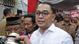 Eri Cahyadi memberi penjelasan usai acara peresmian balai RW di wilayah Sumur Welut.