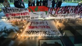 BEMNUS menggelar aksi demo hingga menyalakan lilin sebagai bentuk kecewa terhadap keputusan MK.