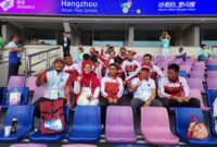 Menko PMK Muhadjir Effendy saat melihat  pertandingan final Para Atletik di Huanglong Sports Centre Stadium, Hangzhou, Republik Rakyat Tiongkok, pada Sabtu (28/10/2023).