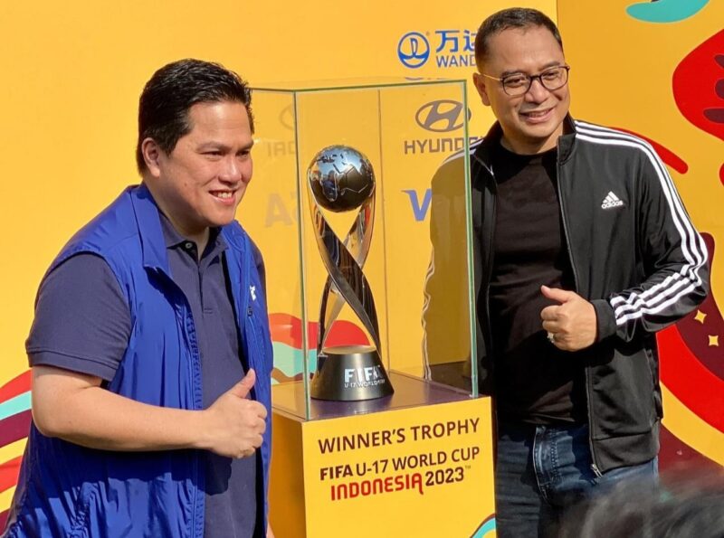 Ketum PSSI dan Walikota Surabaya fotbar dengan Trophy U-17.