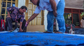 Mohammad Huri ajak tetangga di sekitar untuk membuat batik.