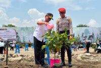 Menko PMK Muhadjir Effendy saat tanam 10 Juta pohon di GOR Pangeran Timoer Kabupaten Madiun.