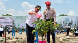 Menko PMK Muhadjir Effendy saat tanam 10 Juta pohon di GOR Pangeran Timoer Kabupaten Madiun.