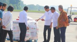 Menko PMK Muhadjir Effendy dampingi Presiden Joko Widodo mengecek bantuan kemanusiaan tahap kedua untuk warga Palestina di Bandara Halim Perdanakusuma Jakarta, pada Senin (20/11).