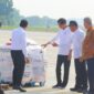 Menko PMK Muhadjir Effendy dampingi Presiden Joko Widodo mengecek bantuan kemanusiaan tahap kedua untuk warga Palestina di Bandara Halim Perdanakusuma Jakarta, pada Senin (20/11).