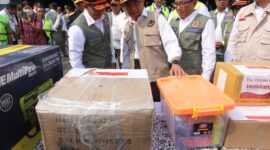 Menko PMK Muhadjir Effendy bersama Kepala BNPB cek barang logistik yang akan dikirim ke Afganistan.