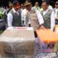 Menko PMK Muhadjir Effendy bersama Kepala BNPB cek barang logistik yang akan dikirim ke Afganistan.