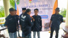 ketua umum PIJP Pamekasan saat melantik anggota baru PIJP.