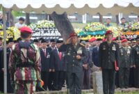 Wakil Kepala Staf TNI AD (Wakasad) Letjen TNI Arif Rahman Pimpin prosesi upacara pemakaman mantan Kepala BNPB Doni Monardo di Taman Makam Pahlawan Kalibata, Jakarta Selatan, pada Senin (4/12/2023). 