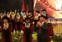 Menko PMK Muhadjir Effendy berikan orasi ilmiah dalam Wisuda ke-X Universitas Muhammadiyah Bogor Raya  di Sasana Kriya TMII Jakarta, pada Sabtu (2/12).
