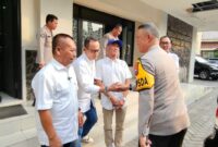 Ketua PWI Jatim Lutfil Hakim bersama pengurus menyambut Kapolda Jatim Irjen Pol Imam Sugianto didampingi PJU Polda Jatim.