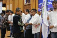 Sarmuji memberikan ucapan selamat kepada terpilihnya ketua KAUJE Korwil Jatim, Lutfil Hakim.