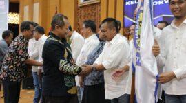 Sarmuji memberikan ucapan selamat kepada terpilihnya ketua KAUJE Korwil Jatim, Lutfil Hakim.