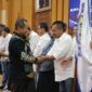 Sarmuji memberikan ucapan selamat kepada terpilihnya ketua KAUJE Korwil Jatim, Lutfil Hakim.