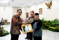 Rektor Universitas Negeri Malang (UM), Prof Dr Hariyono MPd saat menerima penghargaan dari Wakil Presiden, Ma'ruf Amin