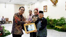 Rektor Universitas Negeri Malang (UM), Prof Dr Hariyono MPd saat menerima penghargaan dari Wakil Presiden, Ma'ruf Amin