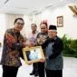 Rektor Universitas Negeri Malang (UM), Prof Dr Hariyono MPd saat menerima penghargaan dari Wakil Presiden, Ma'ruf Amin
