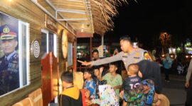 Petugas saat melayani anak-anak di pos pelayanan Nataru Polres Tuban.