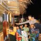 Petugas saat melayani anak-anak di pos pelayanan Nataru Polres Tuban.