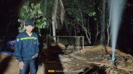 Anggota Polsek Kadur saat tinjau lokasi terjadinya semburan air.