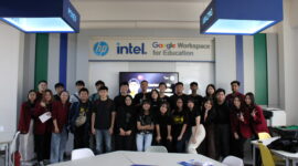 Mahasiswa FIKOM Universitas Ciputra bersama peserta pelatihan Public Speaking.