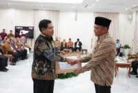 Menko PMK Muhadjir Effendy Serahkan Anugerah Revolusi Mental 2023 kepada tokoh perubahan di Istana Wakil Presiden RI Jakarta, pada Rabu (20/12/2023). 