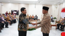 Menko PMK Muhadjir Effendy Serahkan Anugerah Revolusi Mental 2023 kepada tokoh perubahan di Istana Wakil Presiden RI Jakarta, pada Rabu (20/12/2023). 