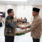 Menko PMK Muhadjir Effendy Serahkan Anugerah Revolusi Mental 2023 kepada tokoh perubahan di Istana Wakil Presiden RI Jakarta, pada Rabu (20/12/2023). 