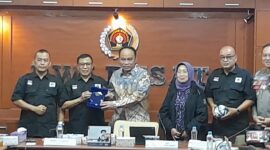 Menkominfo Budi Arie Setiadi bersama Ketua PWI Pusat, Hendry Ch. Bangun saat Kick off Satgas Antihoax Persatuan Wartawan Indonesia (PWI) di kantor PWI, Gedung Dewan Pers Lantai IV, Jalan Kebon Sirih, Jakarta Pusat, Selasa (9/1/2024). 