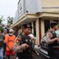 Tersangka berinisial IN (46), saat digiring ke Polres Pamekasan.