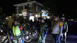 Dandim 0826 Pamekasan, Letkol Inf Ubaydillah, bersama Kapolres Pamekasan AKBP Jazuli Dani Iriawan mengecek kegiatan anggota untuk patroli.