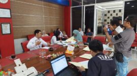Puluhan jurnalis Persatuan Wartawan Indonesia (PWI) Malang Raya membuat paspor, Rabu (24/1) di Kantor PWI.
