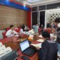 Puluhan jurnalis Persatuan Wartawan Indonesia (PWI) Malang Raya membuat paspor, Rabu (24/1) di Kantor PWI.