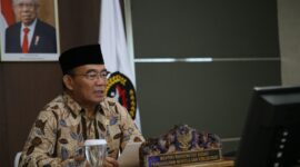 Menteri Koordinator Bidang Pembangunan Manusia dan Kebudayaan (Menko PMK) Muhadjir Effendy saat menghadiri Rapat Kerja Pimpinan PT ASDP Indonesia Ferry, secara daring, pada Rabu (24/01/2024).
