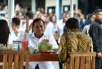 Ratusan warga Kecamatan Bandongan, Jawa Tengah, Senin (29/1/2024) turut bersuka cita saat Presiden Jokowi dan Menteri Pertahanan Prabowo Subianto mampir untuk makan bakso bareng di salah satu kios kaki lima. (Dok. Tim Media Prabowo-Gibran)