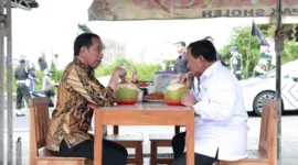 Presiden RI Joko Widodo dan Menteri Pertahanan RI Prabowo Subianto santap siang bersama di kios Bakso dan Mie Ayam Pak Sholeh Bandongan, Kabupaten Magelang, Jawa Tengah, Senin (29/1/2024). (Dok. Tim Media Prabowo-Gibran)