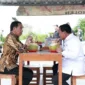 Presiden RI Joko Widodo dan Menteri Pertahanan RI Prabowo Subianto santap siang bersama di kios Bakso dan Mie Ayam Pak Sholeh Bandongan, Kabupaten Magelang, Jawa Tengah, Senin (29/1/2024). (Dok. Tim Media Prabowo-Gibran)