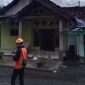 Tim gabungan dan relawan bekerja sama melakukan penanganan pohon tumbang terdampak angin kencang yang menerjang Desa Walidono, Kecamatan Prajekan, Kabupaten Bondowoso. (Dok. BPBD Kabupaten Bondowoso)
