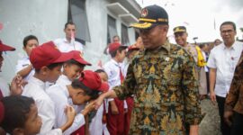 Menko PMK Muhadjir Effendy disambut anak-anak sekolah saat kuker ke Desa Duren, Banjarnegara, Jawa Tengah pada Rabu (3/1/2024). 