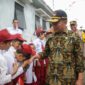 Menko PMK Muhadjir Effendy disambut anak-anak sekolah saat kuker ke Desa Duren, Banjarnegara, Jawa Tengah pada Rabu (3/1/2024). 