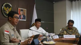 Menko Muhadjir didampingi Menteri Pertanian Andi Amran Sulaiman dan Kepala BNPB Letjen TNI Suharyanto saat Rapat Koordinasi Tingkat Menteri di Kantor Kemenko PMK, Jakarta pada Senin (19/02/2024).