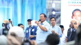 Prabowo Subianto menyapa puluhan ribu masyarakat dalam kunjungannya ke Stadion Gelora Bandung Lautan Api (GLBA), Kota Bandung. (Dok. TKN Prabowo Gibran)