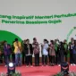 Menteri Perhubungan, Budi Karya Sumadi (berbaju batik) serta Direktur dan Presiden On Demand Service Grup GoTo Catherine Hindra Sutjahyo, berfoto bersama para beswan Gojek dan orang tuanya.