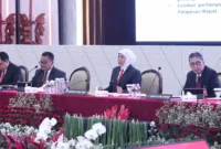 Gubernur Jawa Timur Khofifah Indar Parawansa saat Rapat Umum Pemegang Saham (RUPS) Tahunan Tahun Buku 2023 di Ruang Bromo, bankjatim Kantor Pusat Surabaya pada hari Rabu (7/2). 