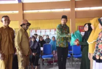 Bupati Sidoarjo H. Ahmad Muhdlor S.IP secara simbolis serahkan bantuan kepada warga Kecamatan Tanggulangin, Senin, (26/2). 