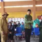 Bupati Sidoarjo H. Ahmad Muhdlor S.IP secara simbolis serahkan bantuan kepada warga Kecamatan Tanggulangin, Senin, (26/2). 