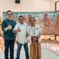 Ketua PWI Jatim Lutfil Hakim bersama pelukis Jansen Jasien.
