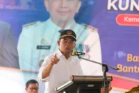 Menko PMK Muhadjir Effendy beri sambutan acara bantuan pangan di OKU Timur.